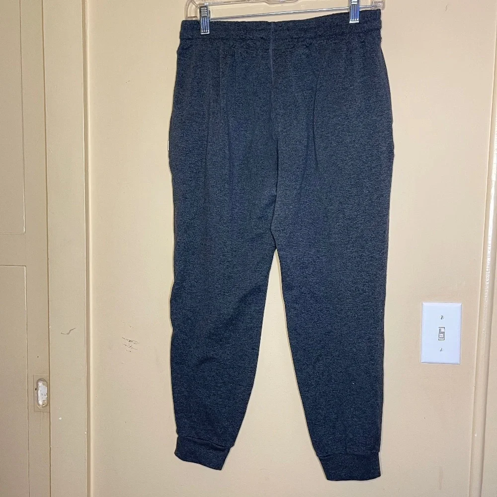 Vuori Dark Gray Capris - Picture 2 of 5